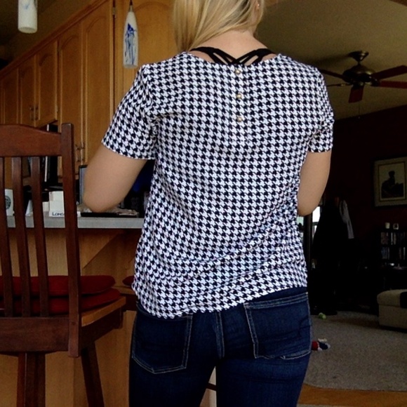 Houndstooth Patterned Top - Picture 5 of 5